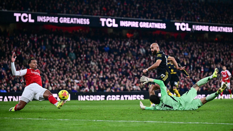 Arsenal rocked by Man United as title race opens up