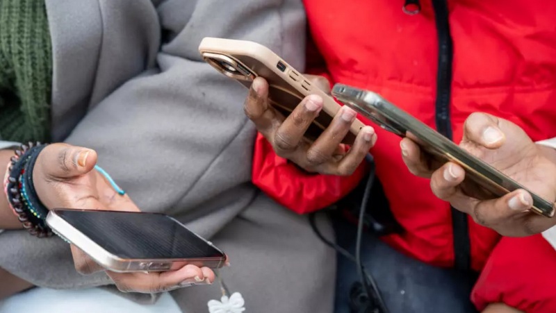 French lawmakers pass bill banning social media for under-15s