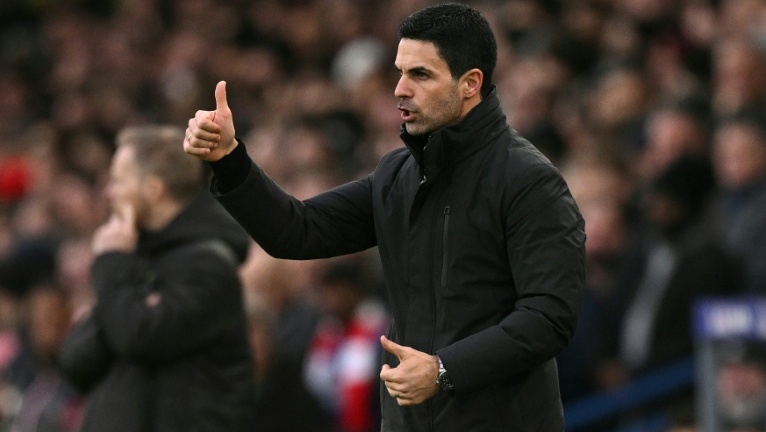 Arsenal stretch lead as Man City, Villa slip up
