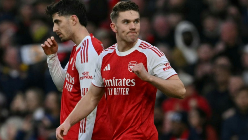 Arsenal maintain lead as Man Utd pile pressure on Frank