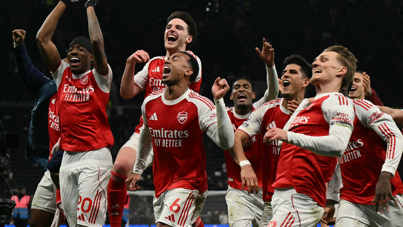 Gunners blow Spurs away to maintain league lead