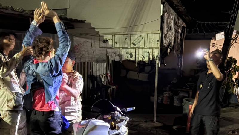 Night checkpoint lands drug arrest in Chalong
