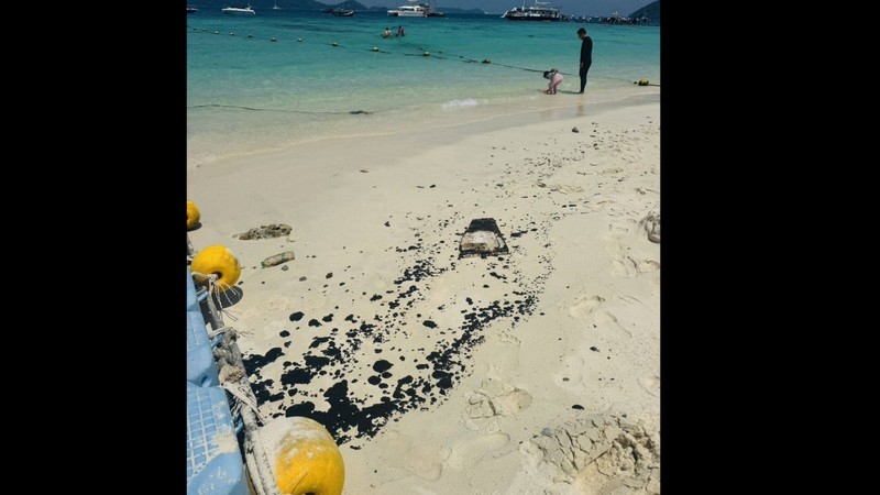 Oil from cargo wreck washes ashore Koh Hei