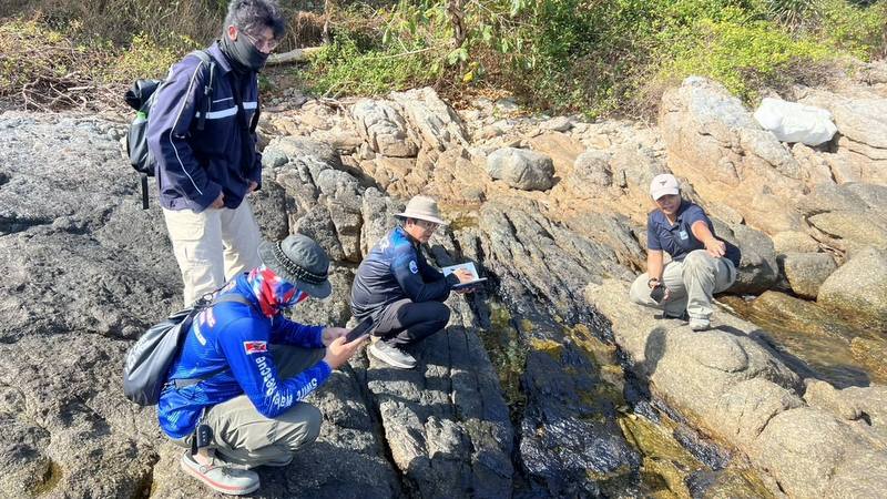 Oil contamination from cargo wreck easing