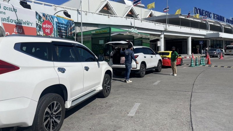 Phuket Airport clarifies ban on app drivers waiting for passengers