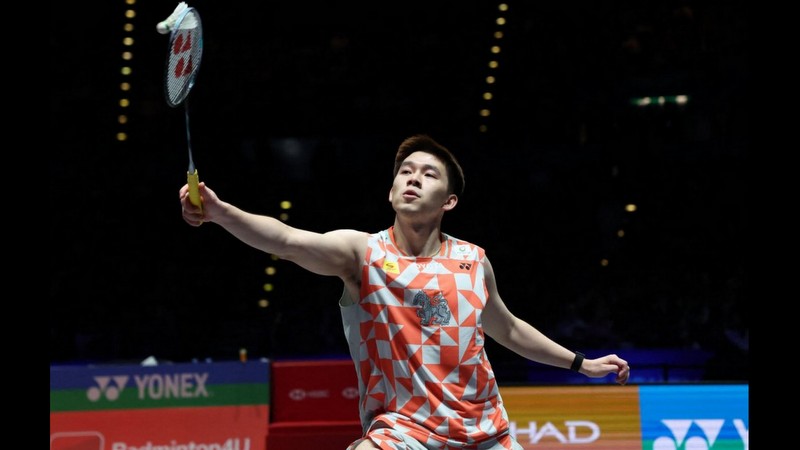 Kunlavut reclaims world top spot