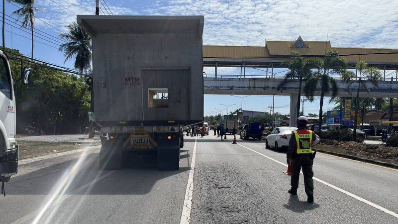 Two killed riding prefab house under Phuket pedestrian bridge