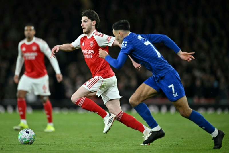 Dowman makes history as Arsenal strike late
