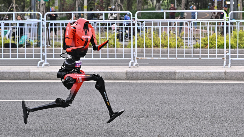 Humans far behind as robot breaks record at Beijing half marathon