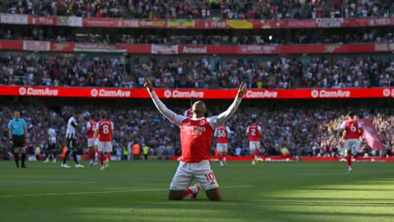 Arsenal back on top of Premier League, Spurs win