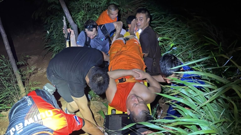 Tourists praised for helping injured monk at Promthep Cape
