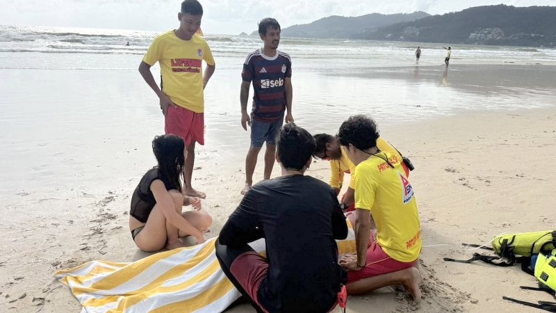 Patong lifeguards maintain rip-current warning