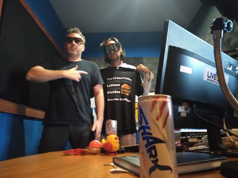 PHUKET BEST BURGER 2019  with  JAY  LeSHARK - on ’DRIVE ON LIVE 89.5FM’ with ’JASON WILDER’ - 16.1.2019